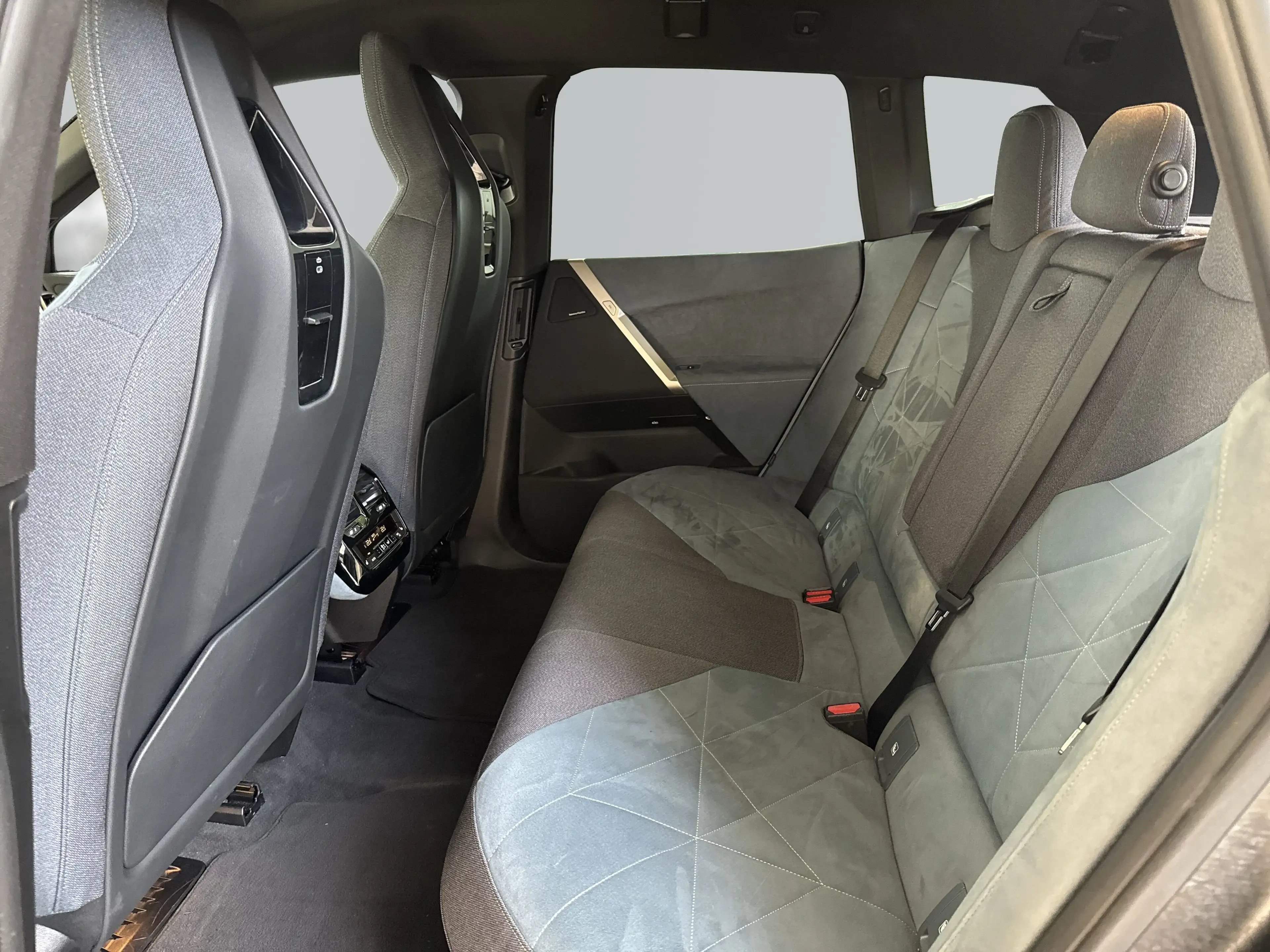 BMW iX xDrive50 — photo 9