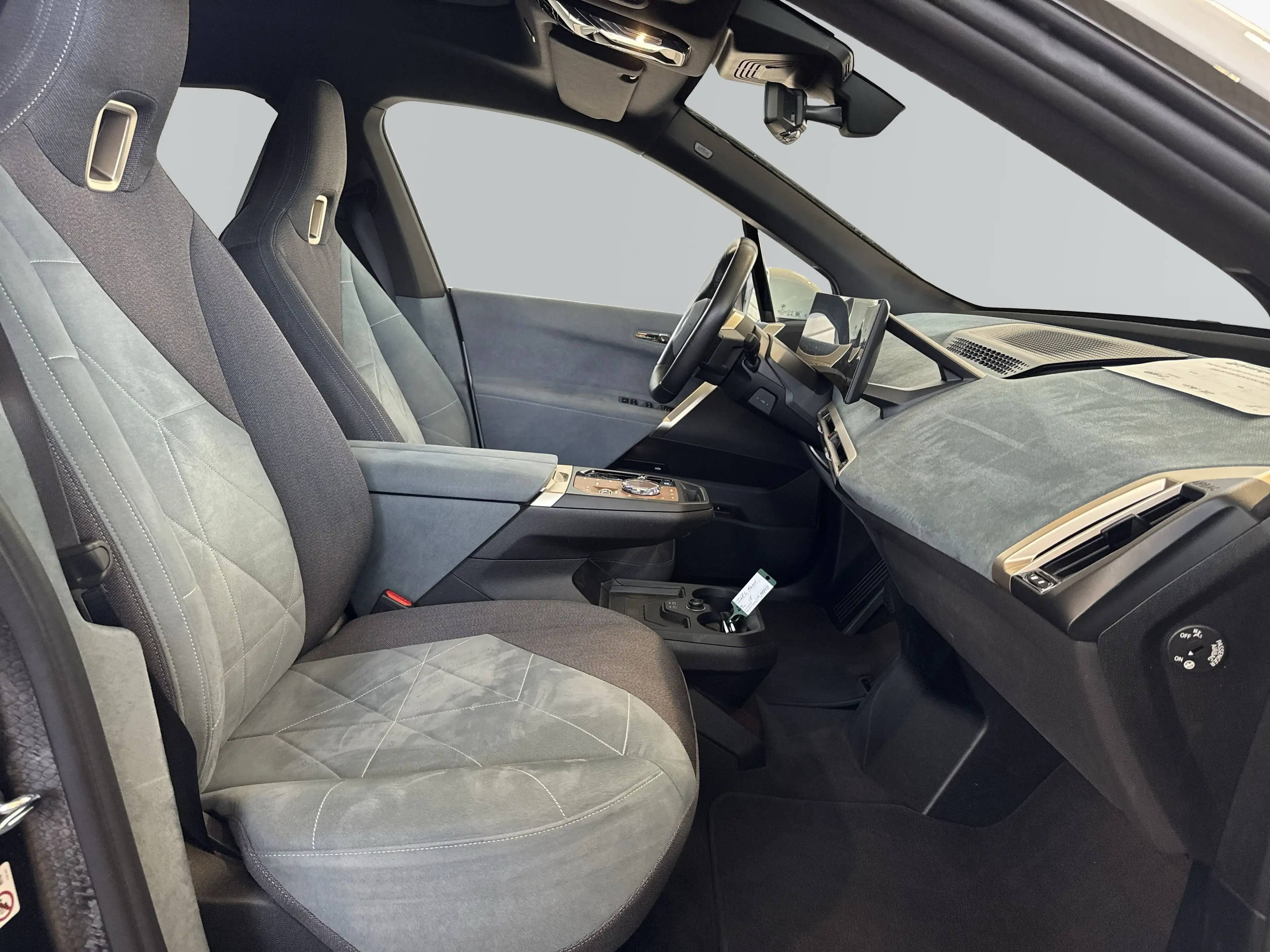 BMW iX xDrive50 — photo 11