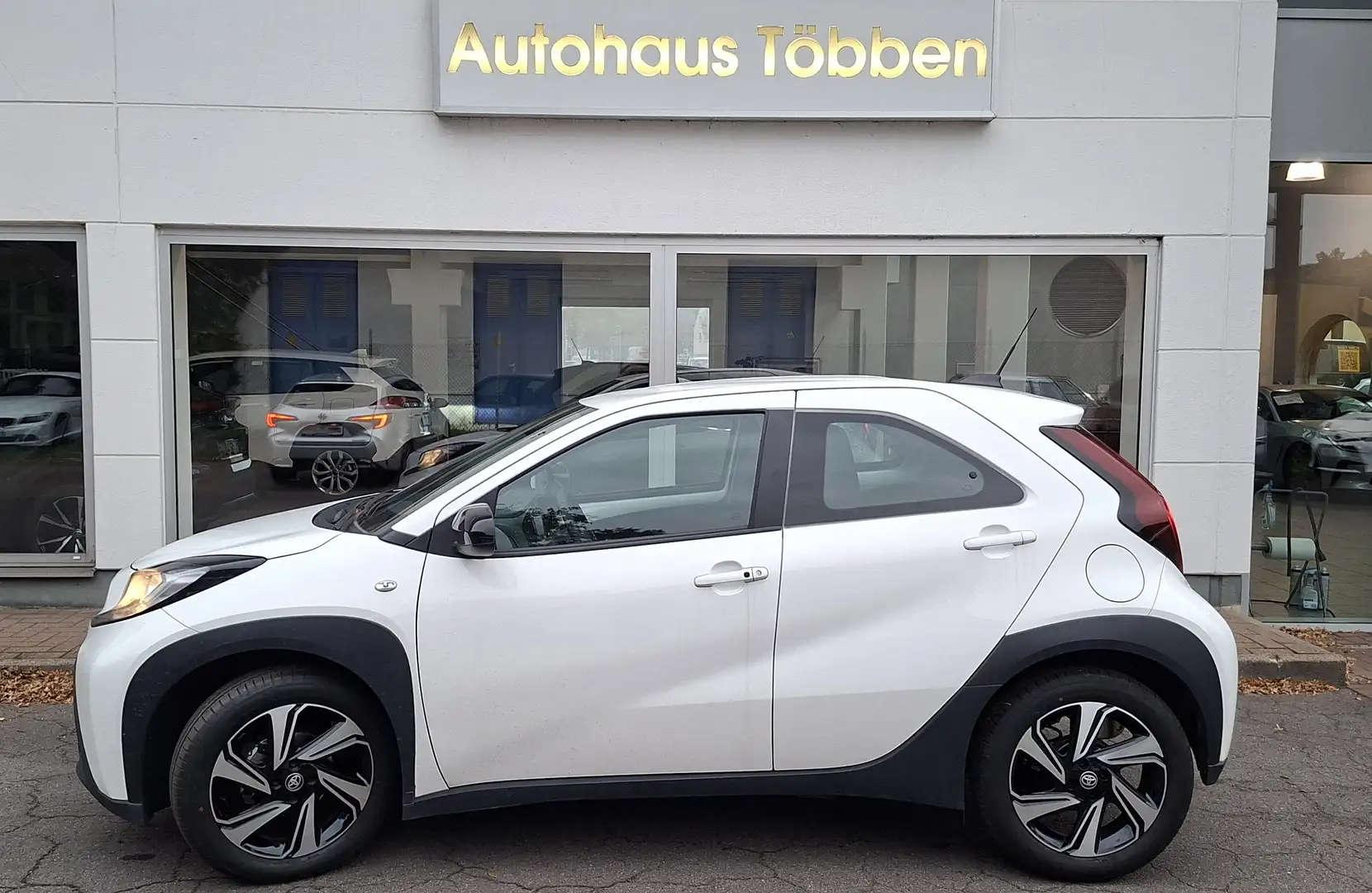 Toyota Aygo Play + Automatik + Winterräder Weiß - 1