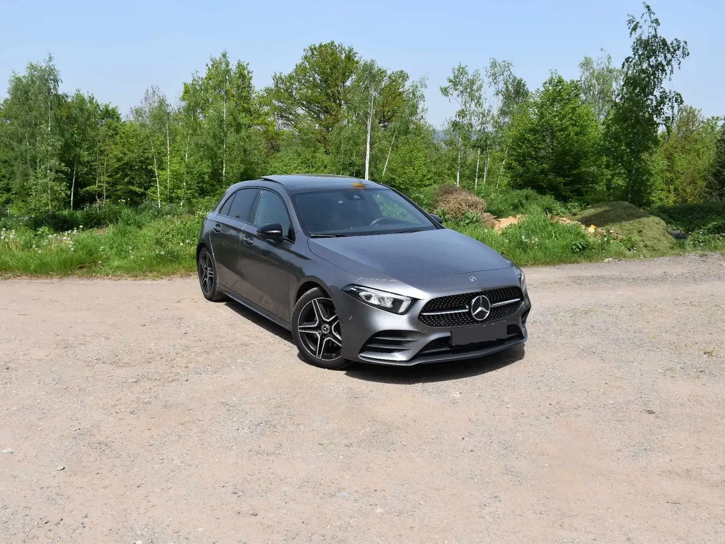 Mercedes-Benz A 180 Pack AMG-Line siva - 1