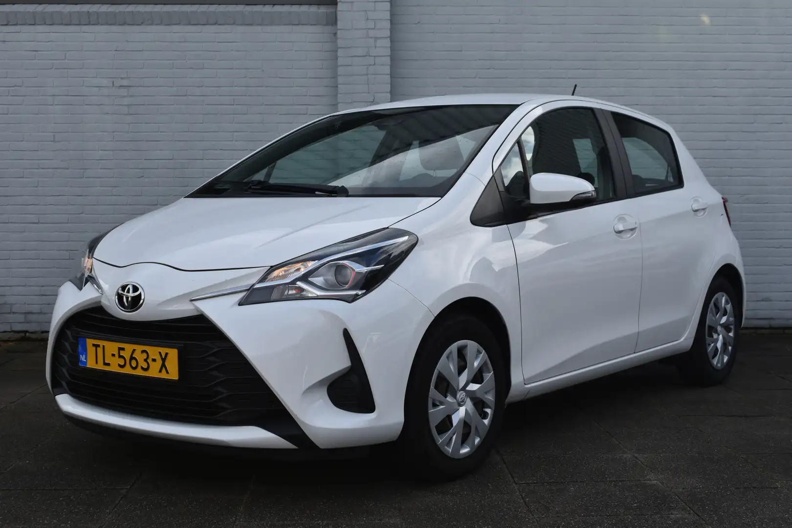 Toyota Yaris 1.0 VVT-i Energy Handgeschakeld 70pk | Dealer onde Wit - 1