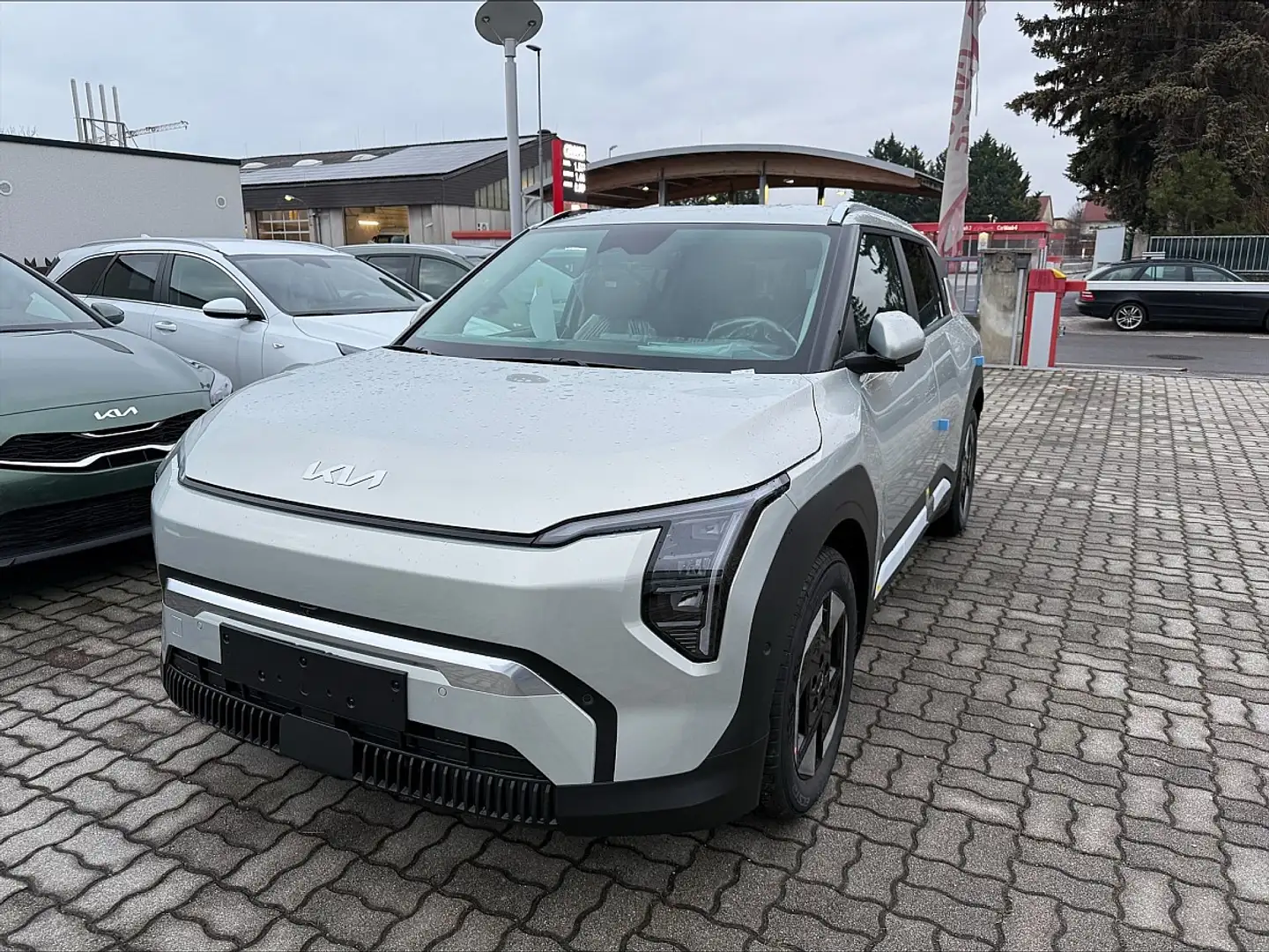 Kia EV3 FWD 81,4kWh Long Range Earth plus Silber - 1