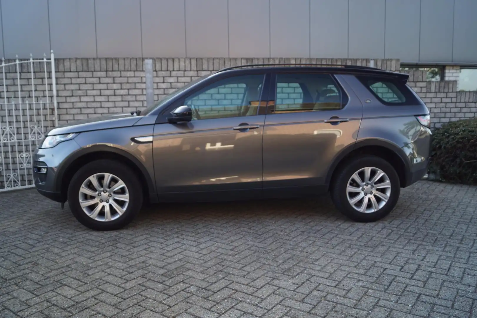 Land Rover Discovery Sport 2.0 Si4 4WD HSE Autom 241PK Xeno Leder Stoelverw N Grijs - 2