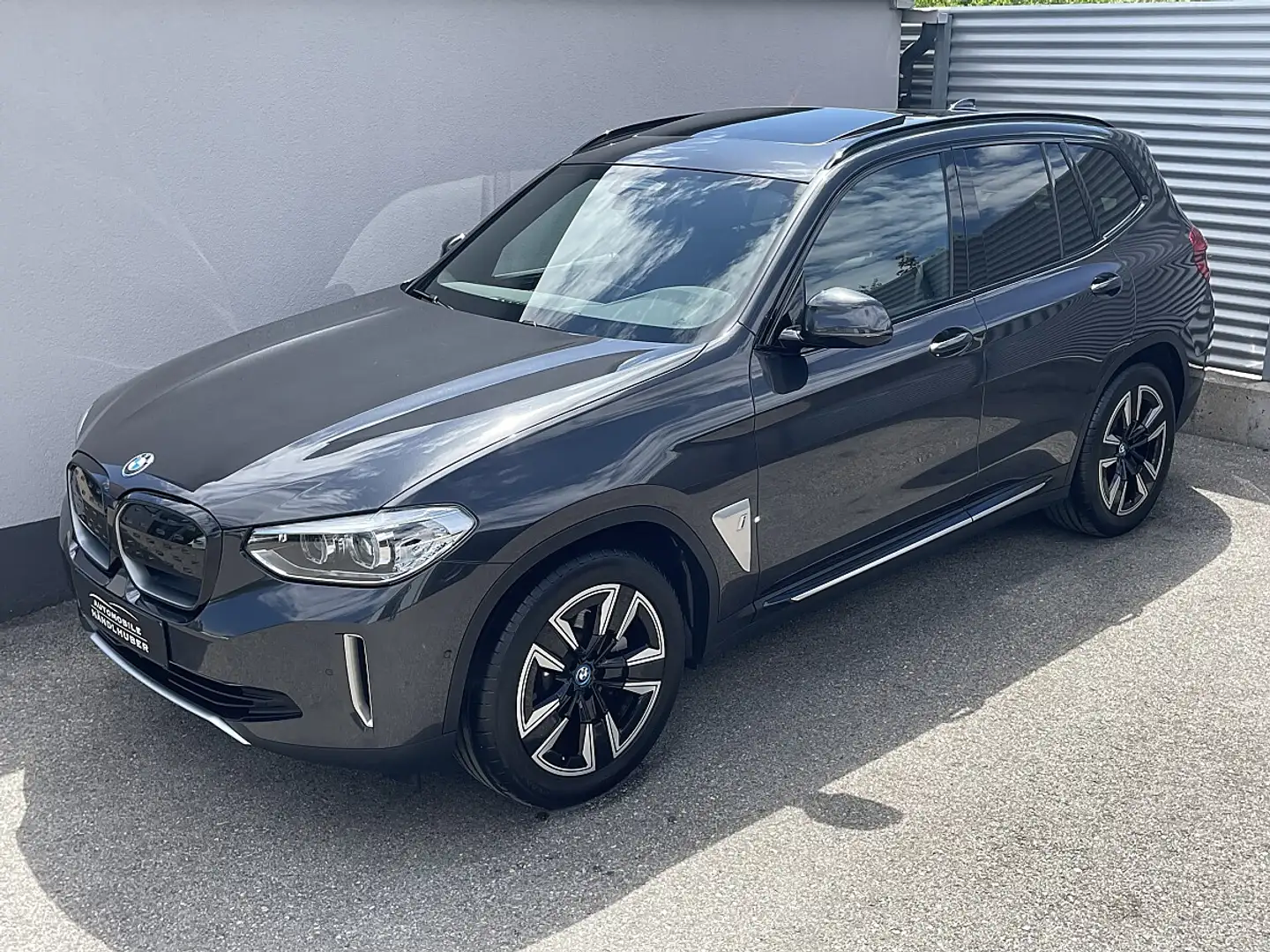 BMW iX3 LEDER/PANO/AHK/19"/ALARM/PARKASS/RÜ.KAM/ACC/MEMORY Grau - 2