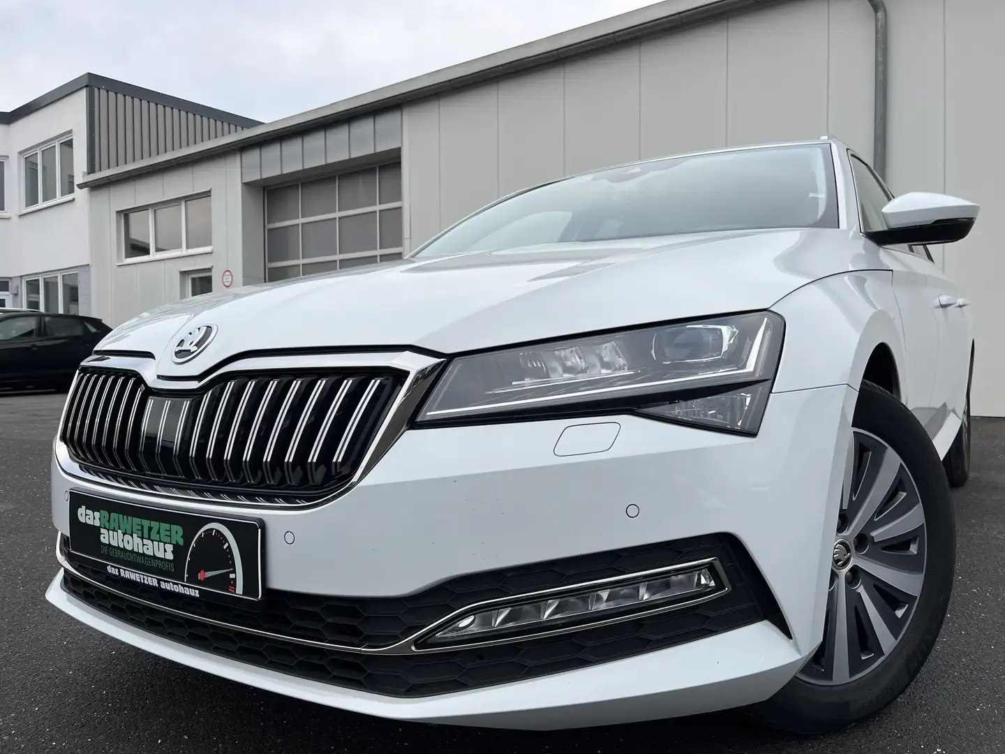 Skoda Superb Combi 2.0 TDI Style 156€ m. 20% Anzahlung AHK Vi Weiß - 1
