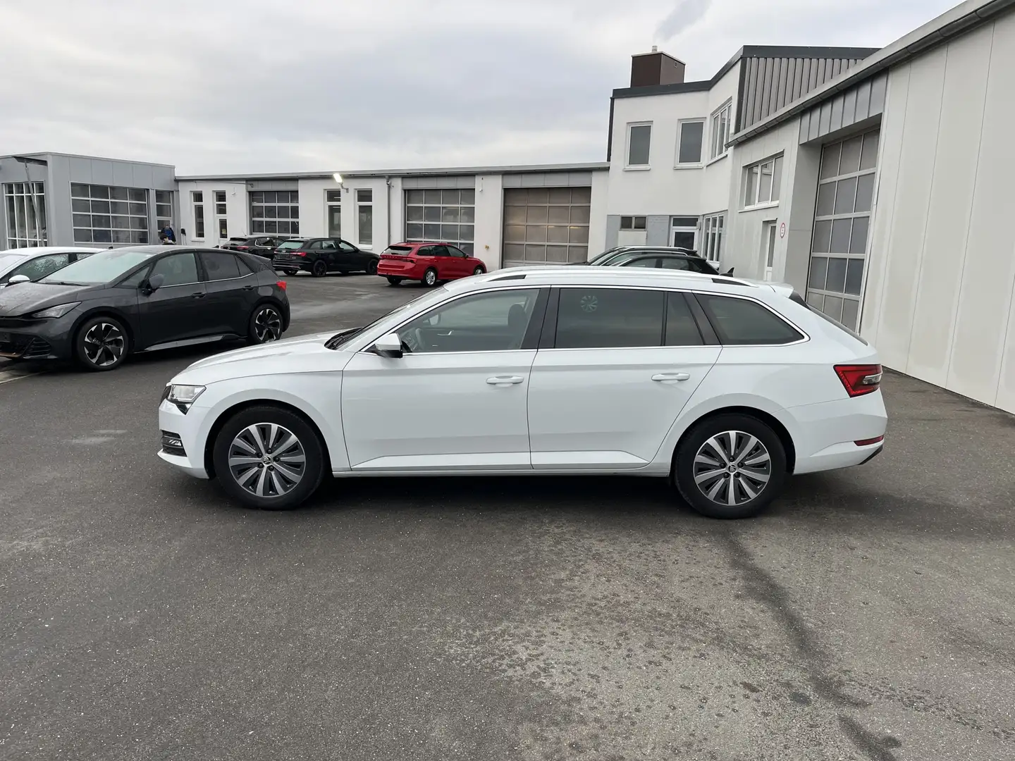 Skoda Superb Combi 2.0 TDI Style 156€ m. 20% Anzahlung AHK Vi Weiß - 2