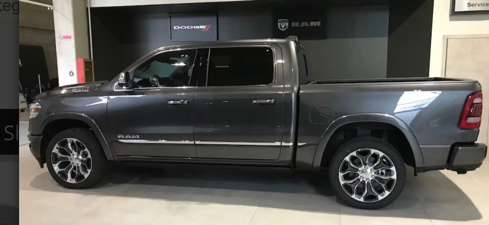 RAM 1500 Gris - 1