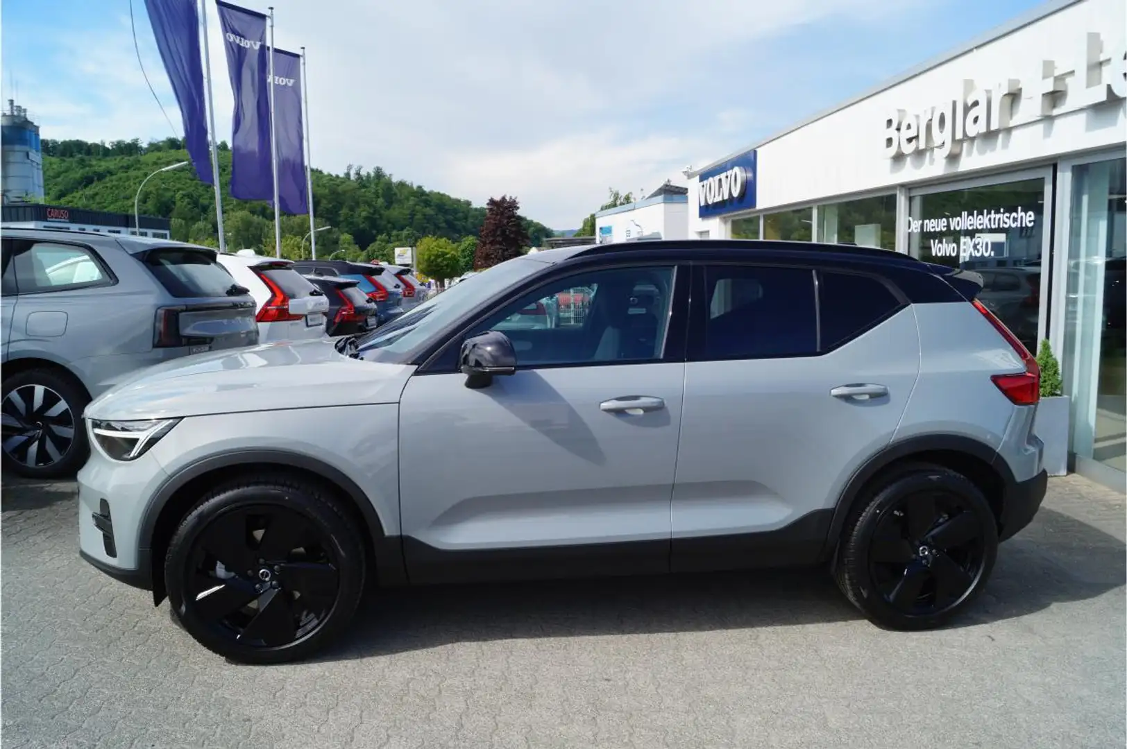 Volvo XC40 B4 Benzin 2WD Plus Black Edit. DKG/AHK/BLIS **PRIV Grau - 2