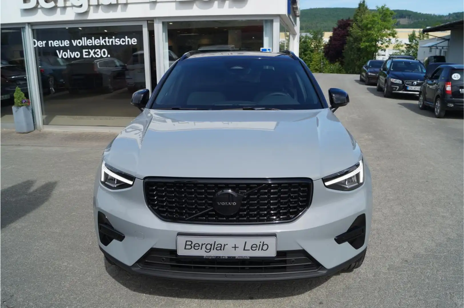 Volvo XC40 B4 Benzin 2WD Plus Black Edit. DKG/AHK/BLIS **PRIV Grau - 1