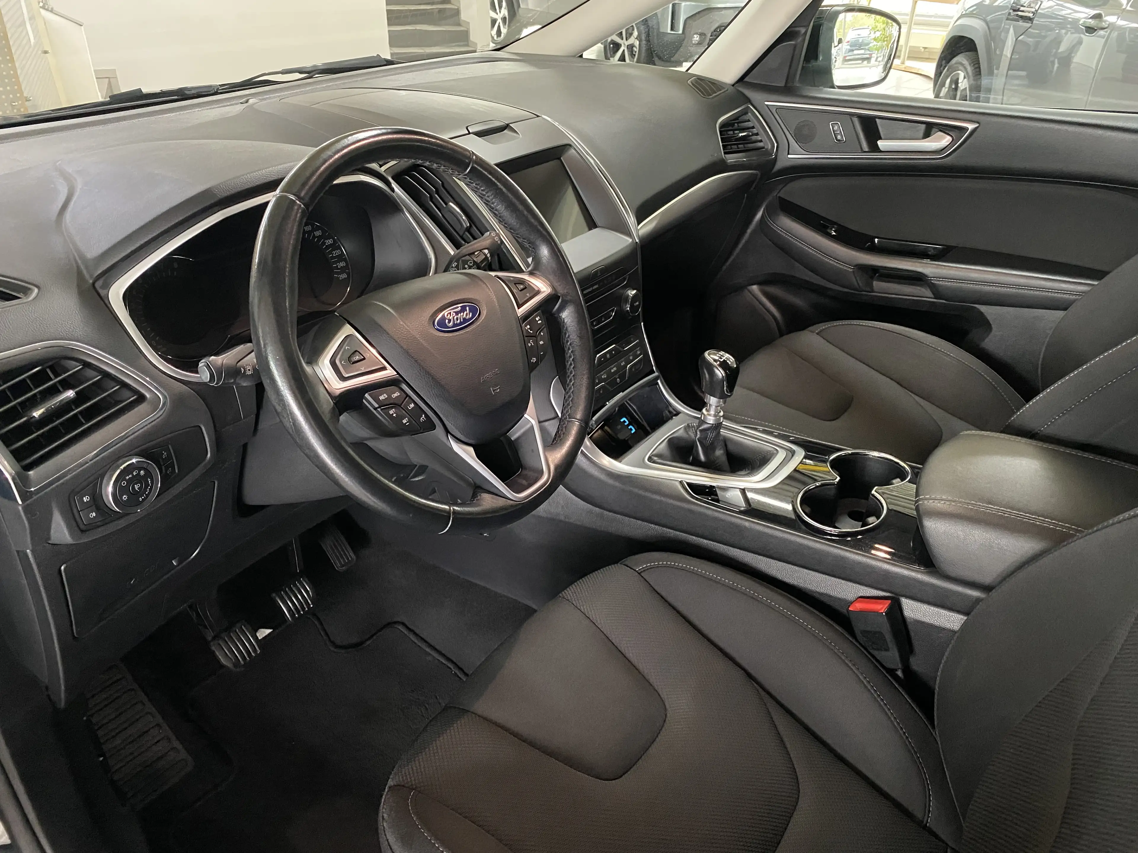 Ford S-Max Titanium — photo 11