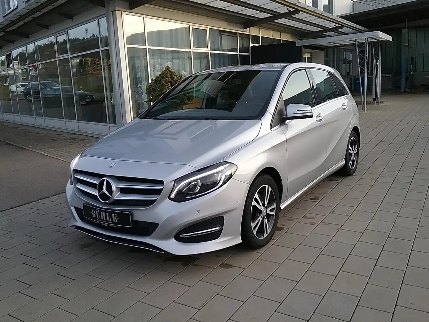 Mercedes-Benz B 180 URBAN+AUTOMATIK+AHK+AKTIVER PARK-ASSIST+KLIMA+SITZ Plateado - 1