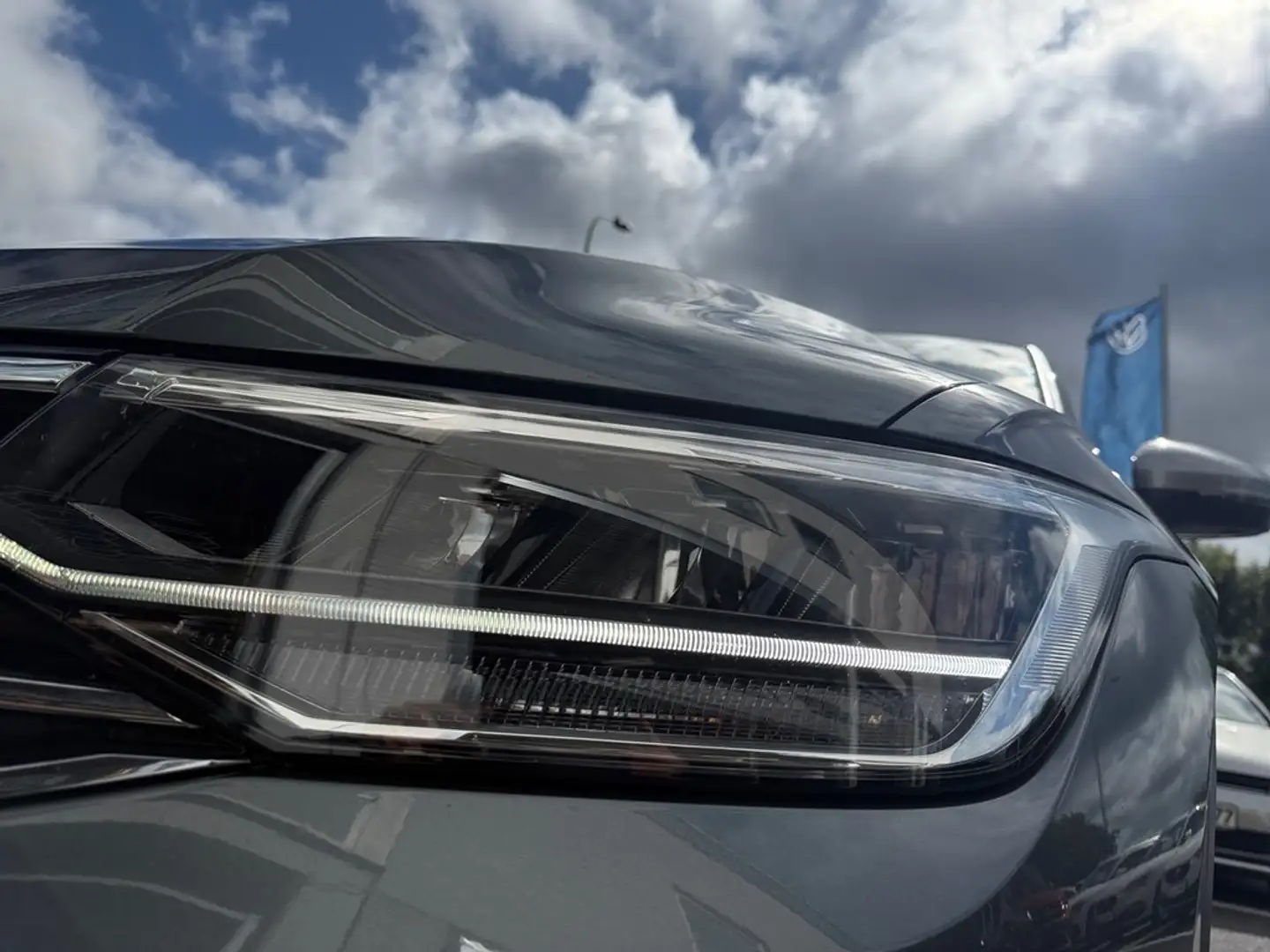 Volkswagen Tiguan Allspace 2,0 l TDI 4MOTION DSG Grau - 2