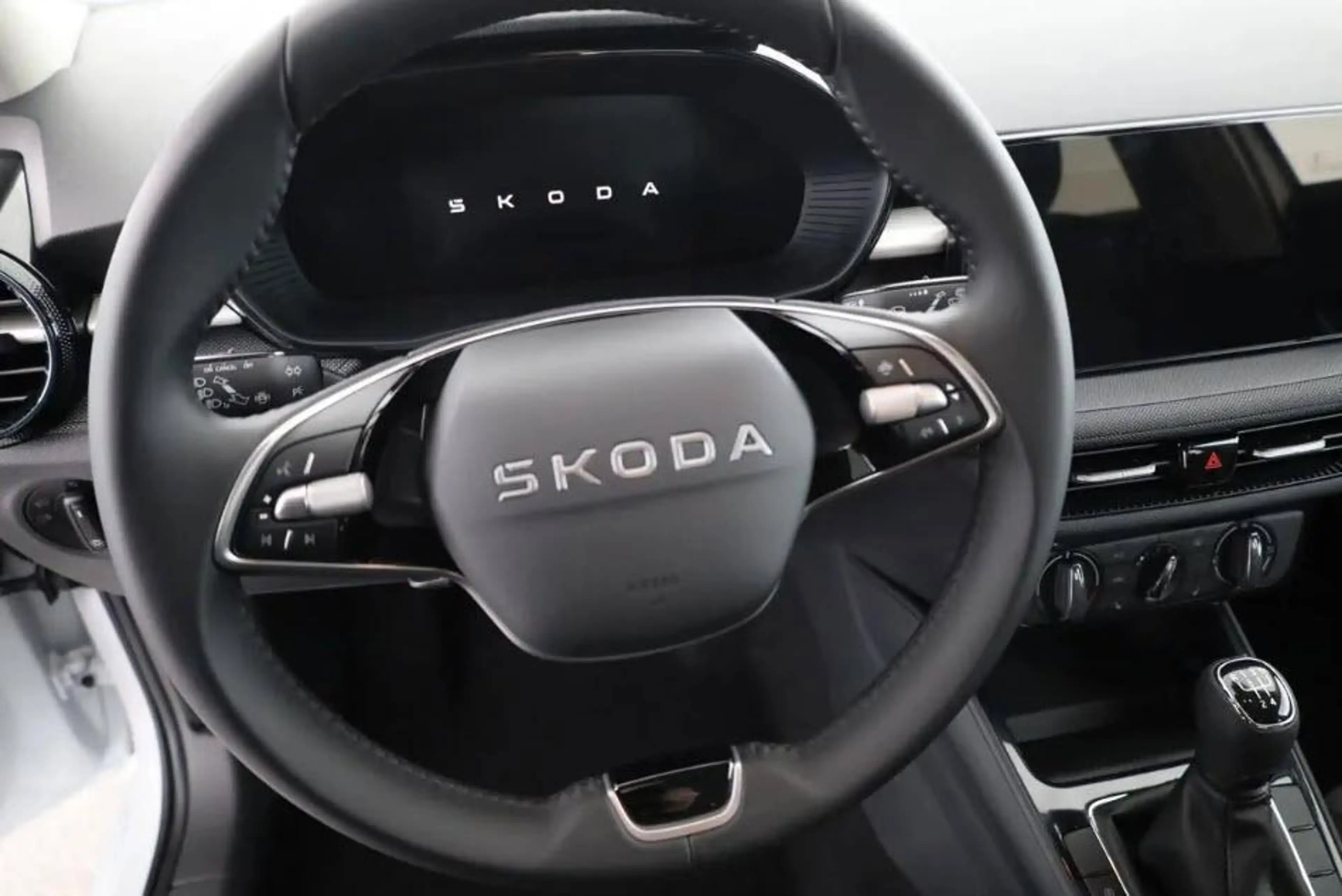 Skoda Fabia Selection 1.0 TSI 130 Jahre, LED, Kamera, Winte... — photo 5