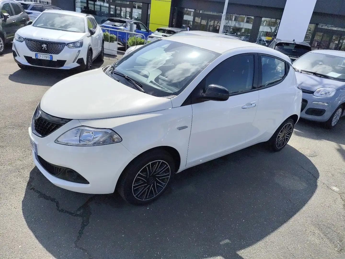 Lancia Ypsilon 1.0 FireFly 5 porte S&S Hybrid Silver Plus Белый - 1