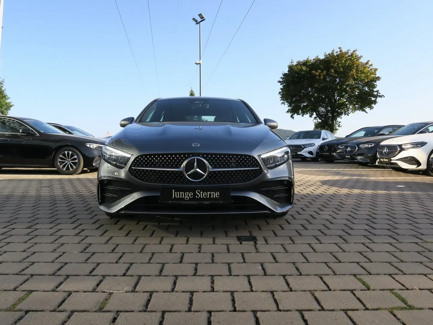 Mercedes-Benz A 180 AMG Line Advanced Plus CarpPlay Keyless Grau - 2
