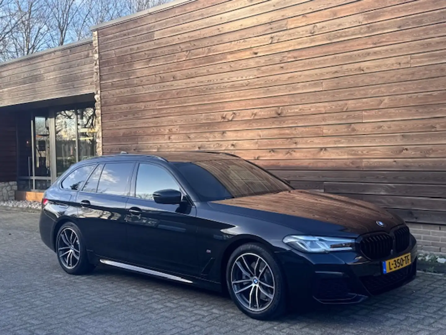 BMW 520 5-Serie Touring (g31) 520i 184pk Aut. High Executi Zwart - 2