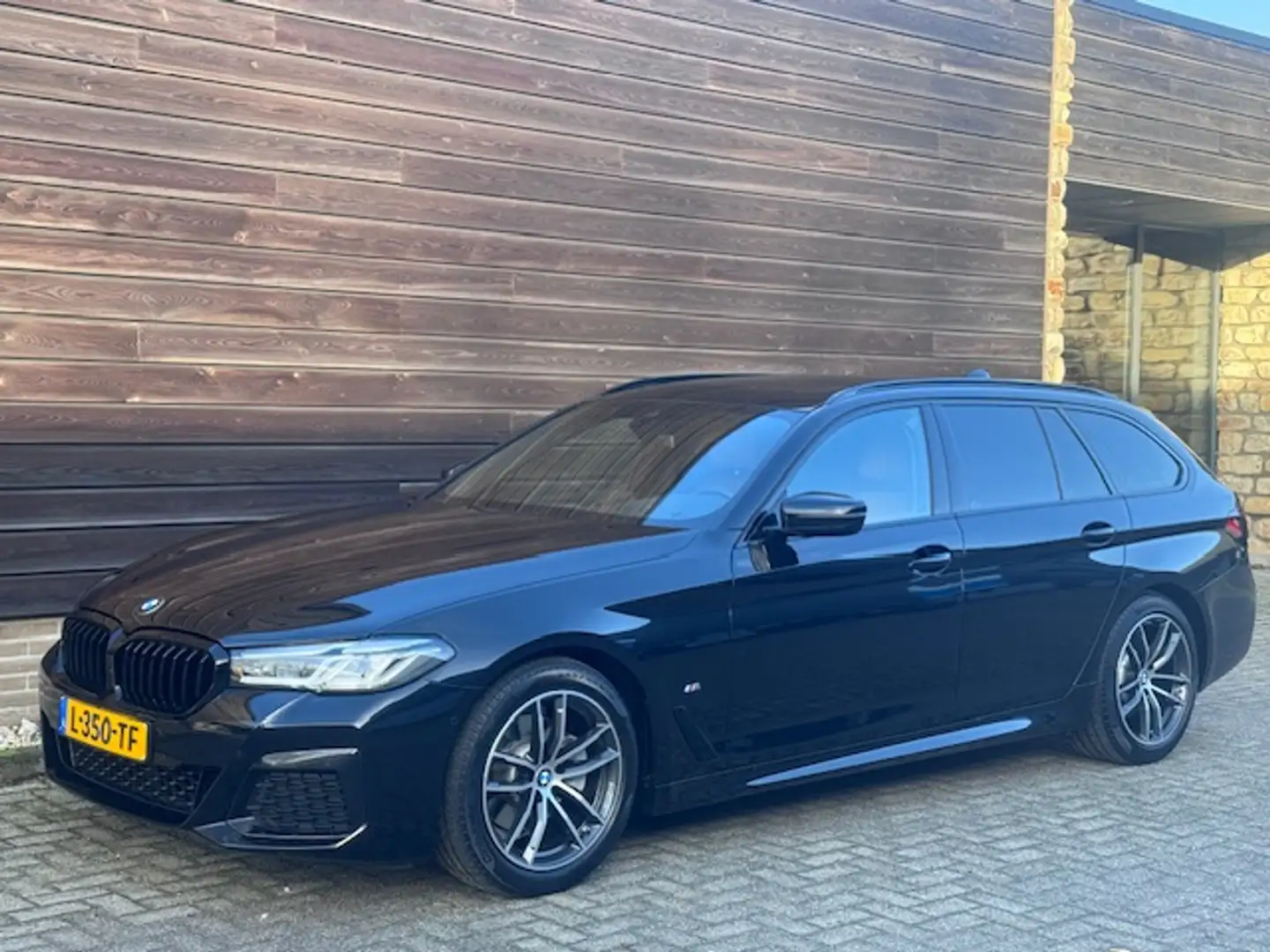 BMW 520 5-Serie Touring (g31) 520i 184pk Aut. High Executi Zwart - 1