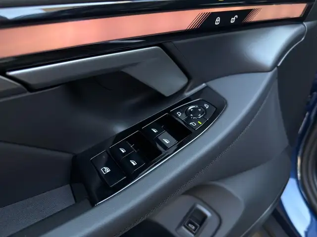 BMW 5 Series view 13