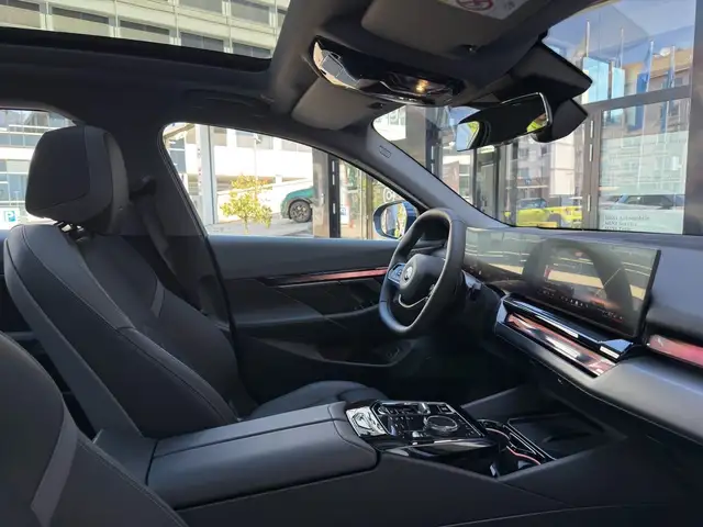 BMW 5 Series view 4