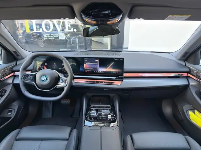BMW 5 Series view 5