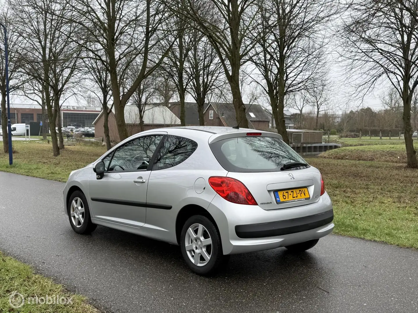Peugeot 207 1.4 VTi Cool 'n Blue*NAP*NEW APK 03/27*AIRCO Grau - 2