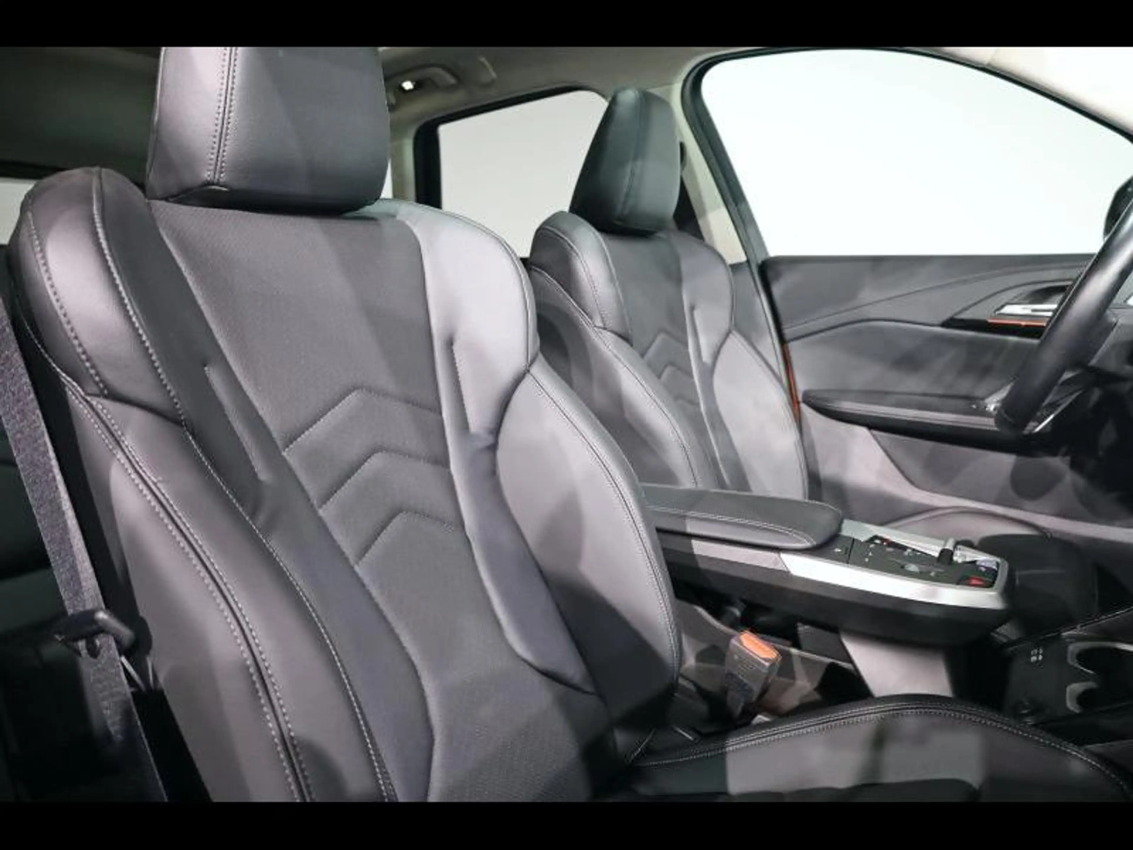 BMW iX1 eDrive20 — photo 11