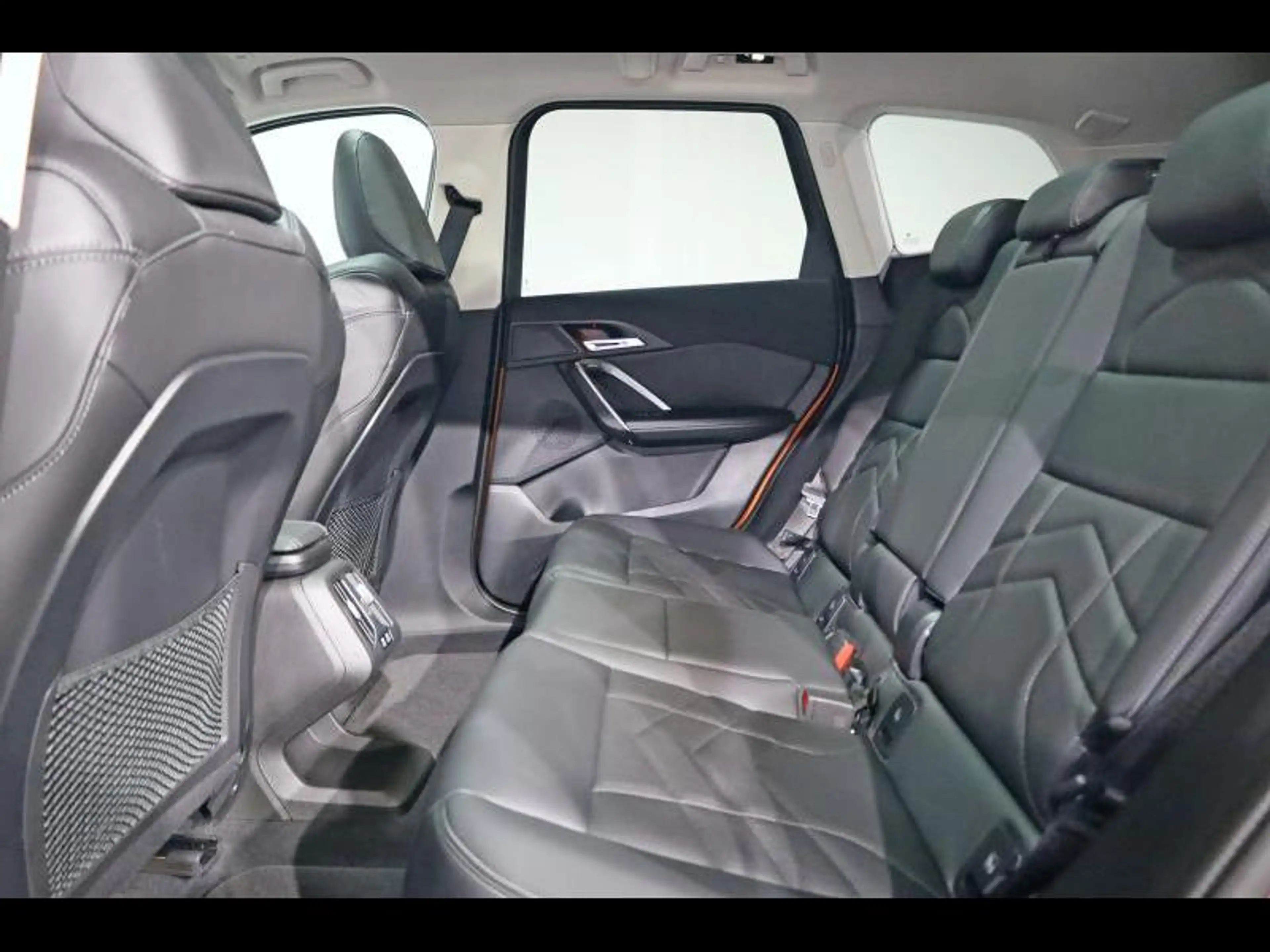 BMW iX1 eDrive20 — photo 10