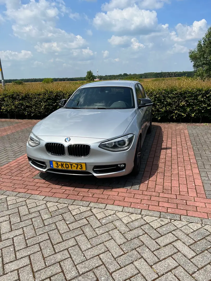 BMW 114 i Upgrade Edition Grijs - 1