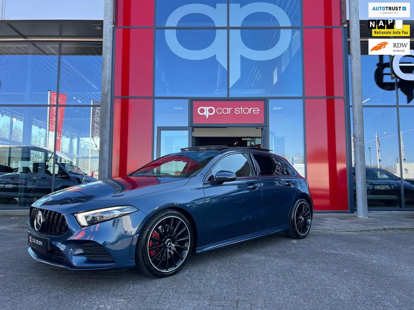 Mercedes-Benz A 250 Premium Plus AMG NIGHT PAKKET PANO Modrá - 1