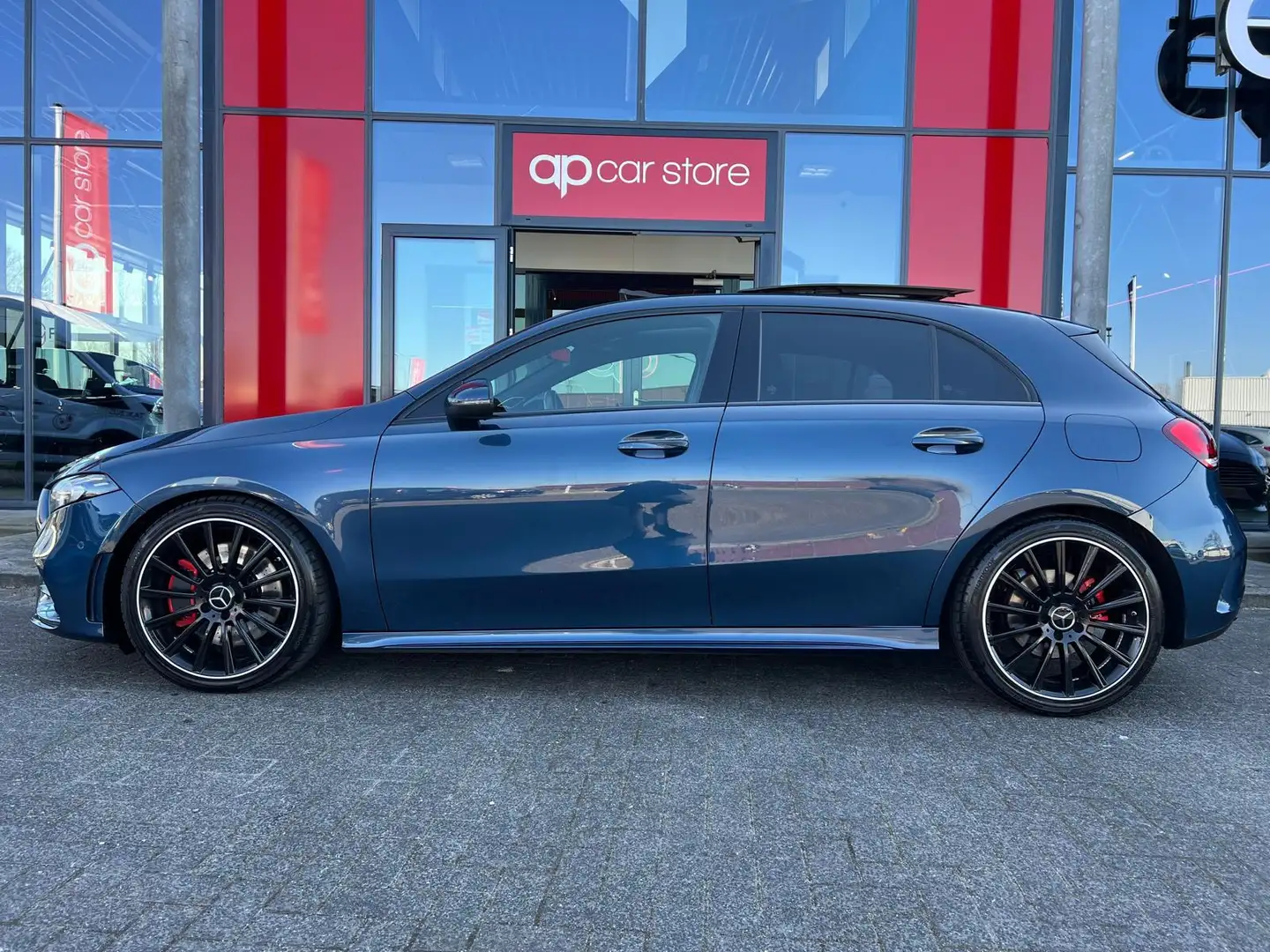 Mercedes-Benz A 250 Premium Plus AMG NIGHT PAKKET PANO Modrá - 2
