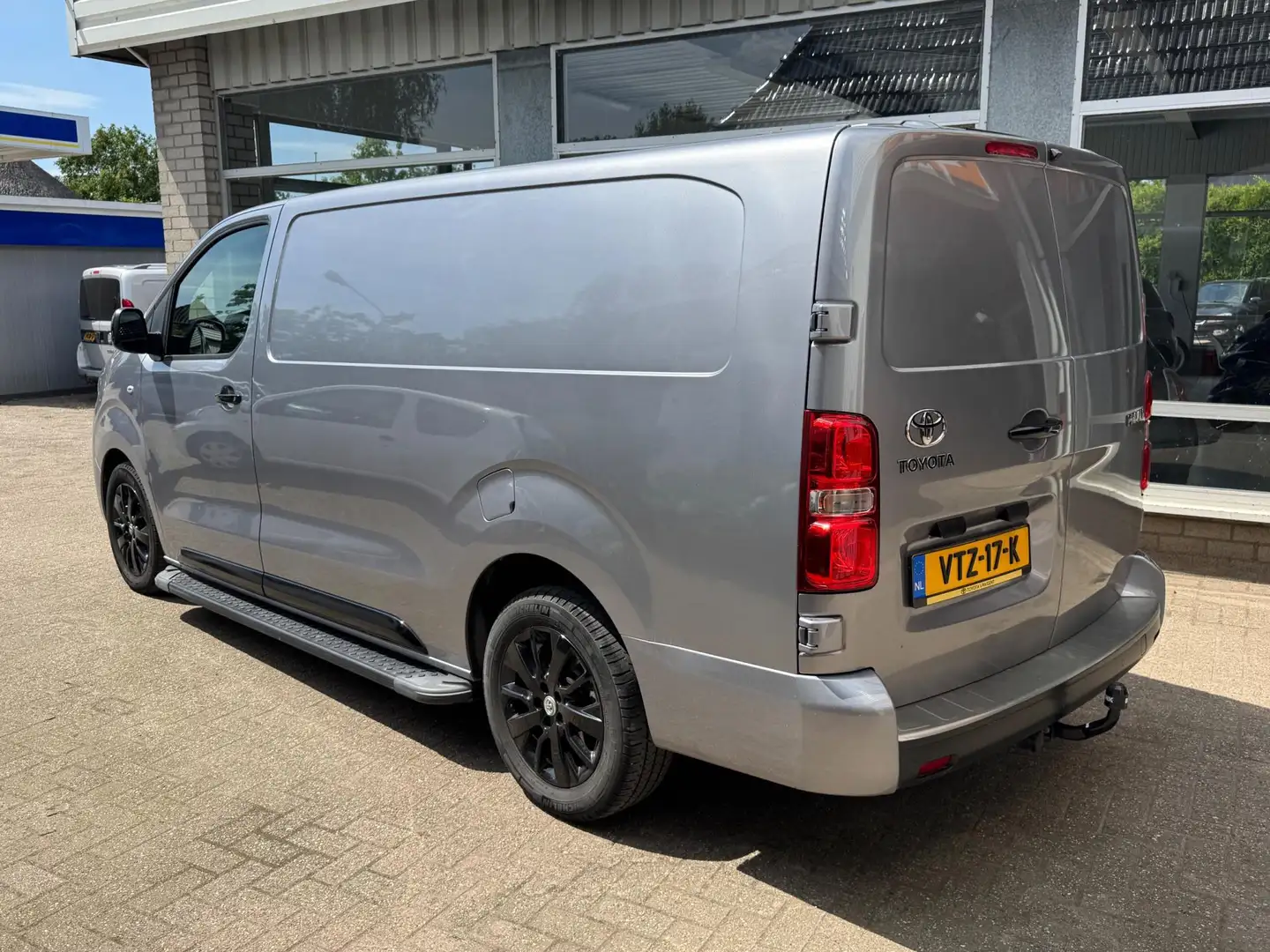 Toyota Proace Worker 2.0 D-4D Black Line Long Gris - 2