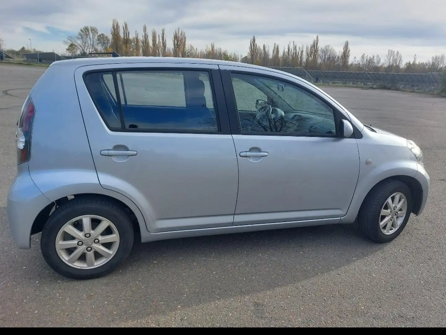 Daihatsu Sirion Sirion 1.3 Plateado - 2