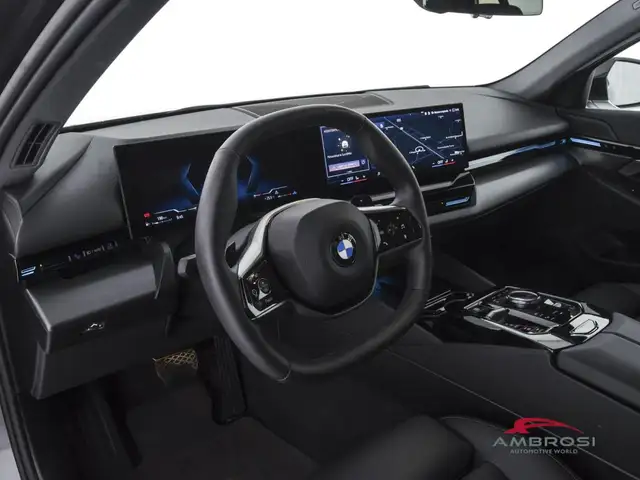 BMW 5 Series view 8
