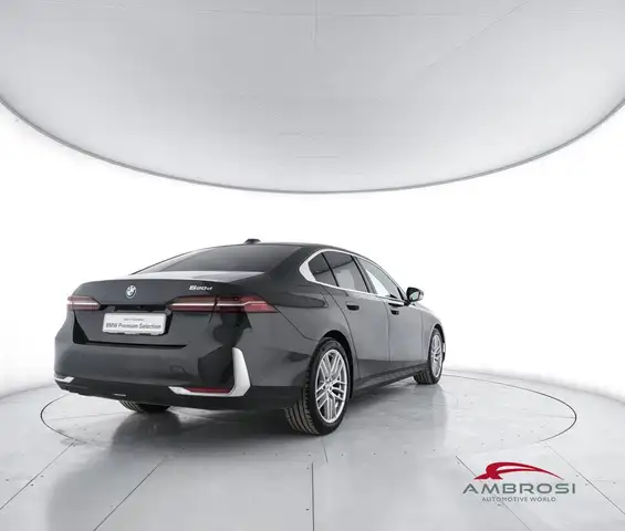 BMW 5 Series view 3