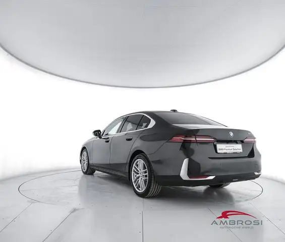 BMW 5 Series view 4