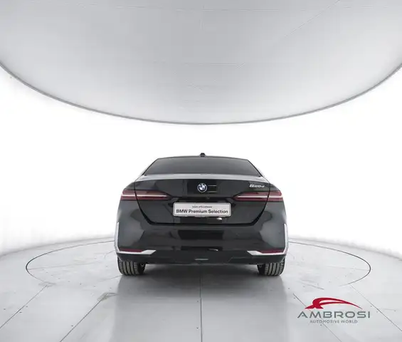 BMW 5 Series view 6