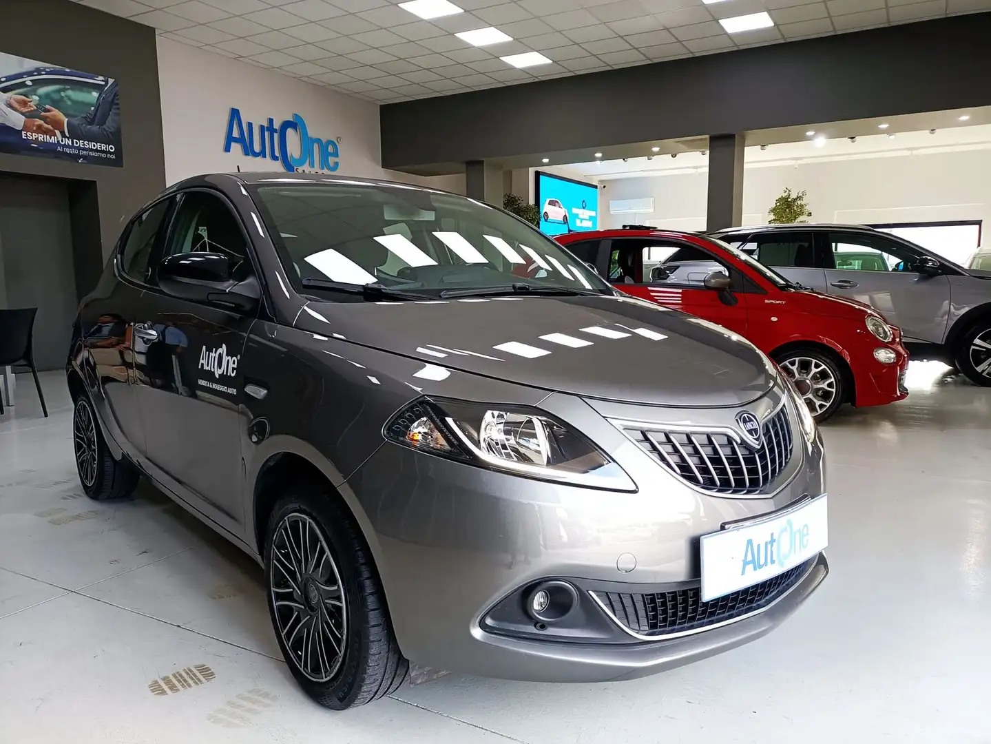 Lancia Ypsilon 1.0 70CV HYBRID S&S ECOCHIC GOLD Grijs - 1