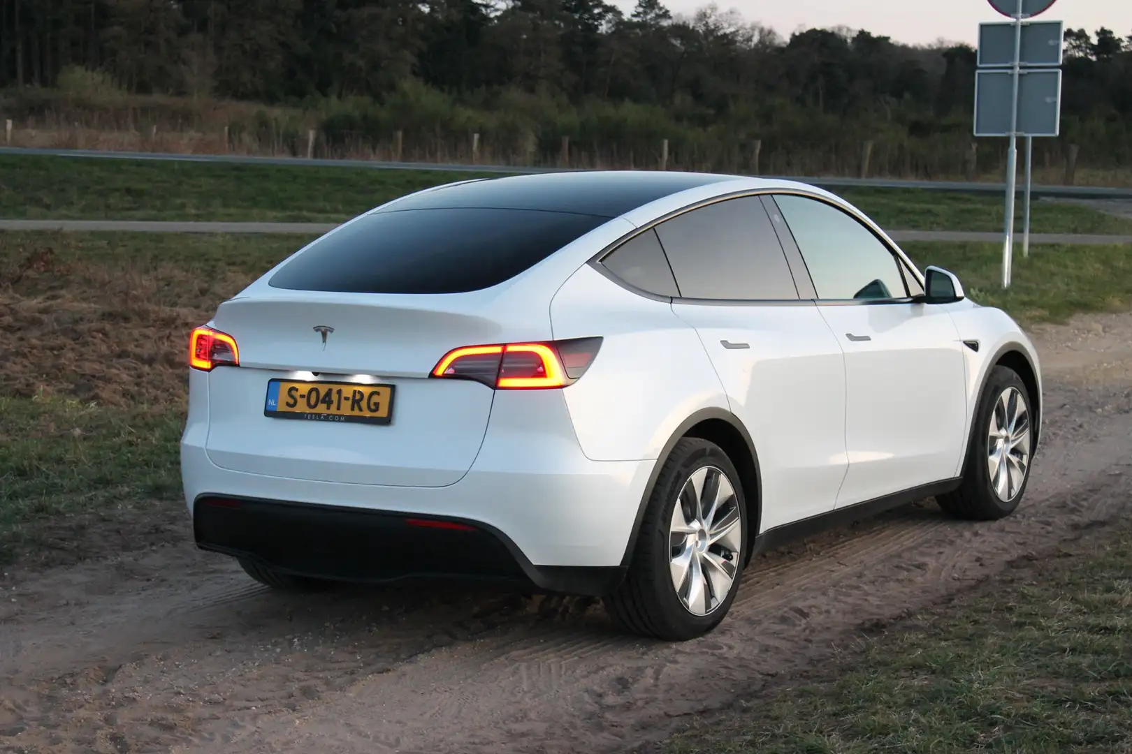 Tesla Model Y Model Y RWD + Trekhaak / BTW Auto Wit - 2
