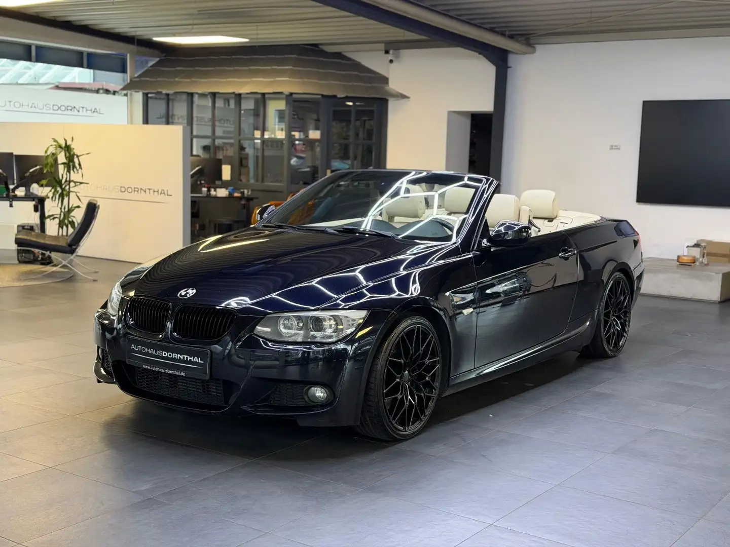 BMW 335 i Cabrio M Paket Schwarz - 1