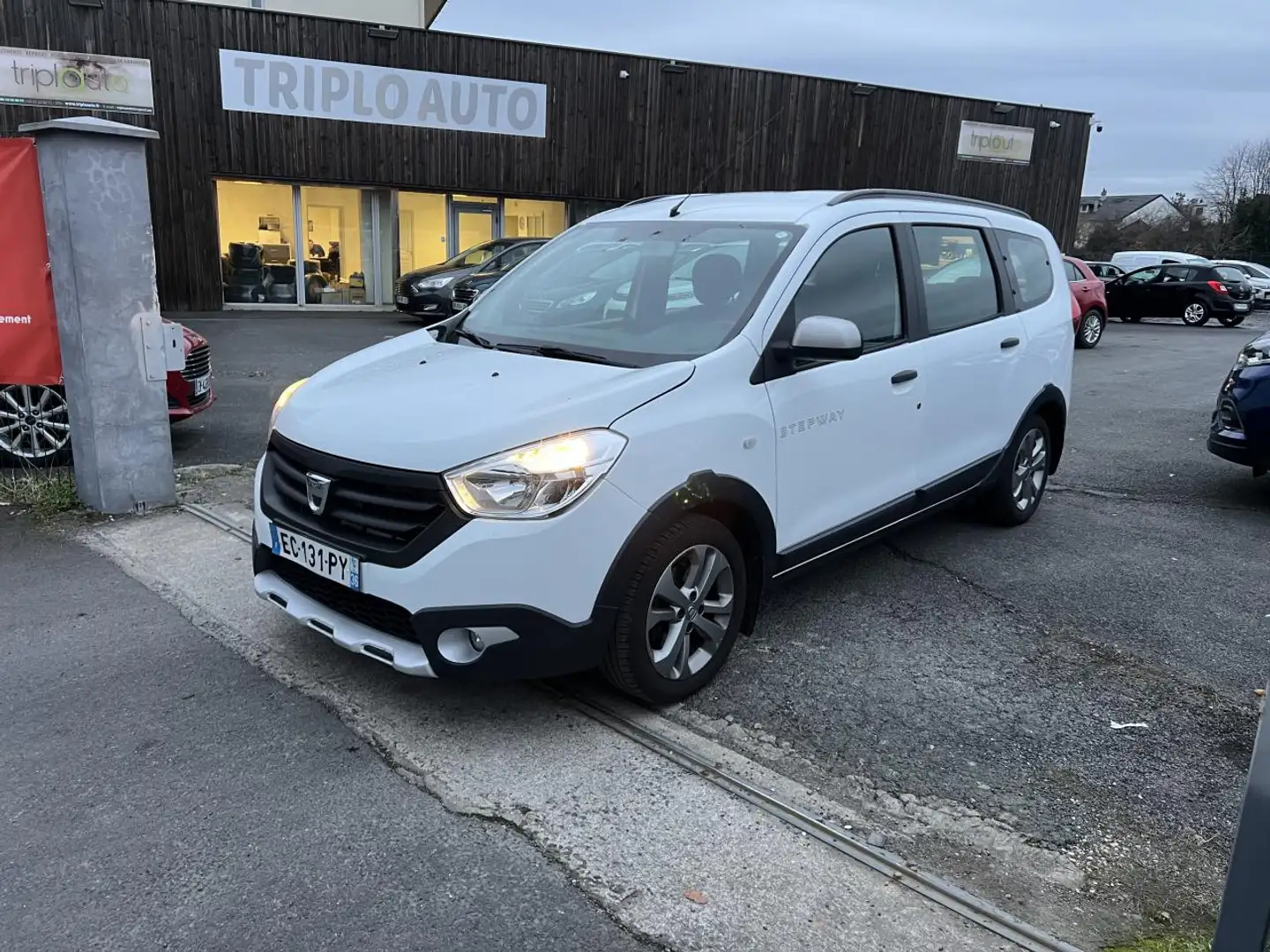 Dacia Lodgy 1.2 TCe - 115 7pl Stepway Gps + Clim Blanc - 1