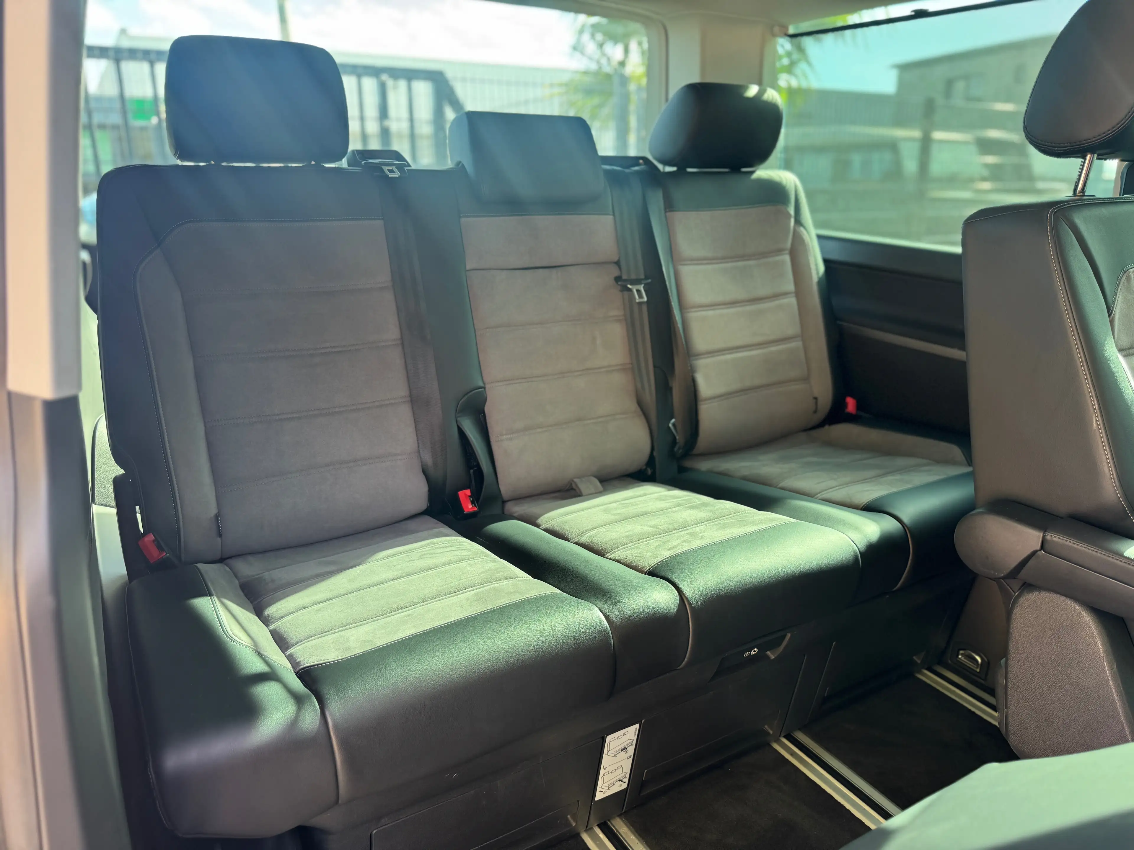 Volkswagen T6.1 Multivan 2.0 TDI DSG Generation Six LED ACC — photo 9