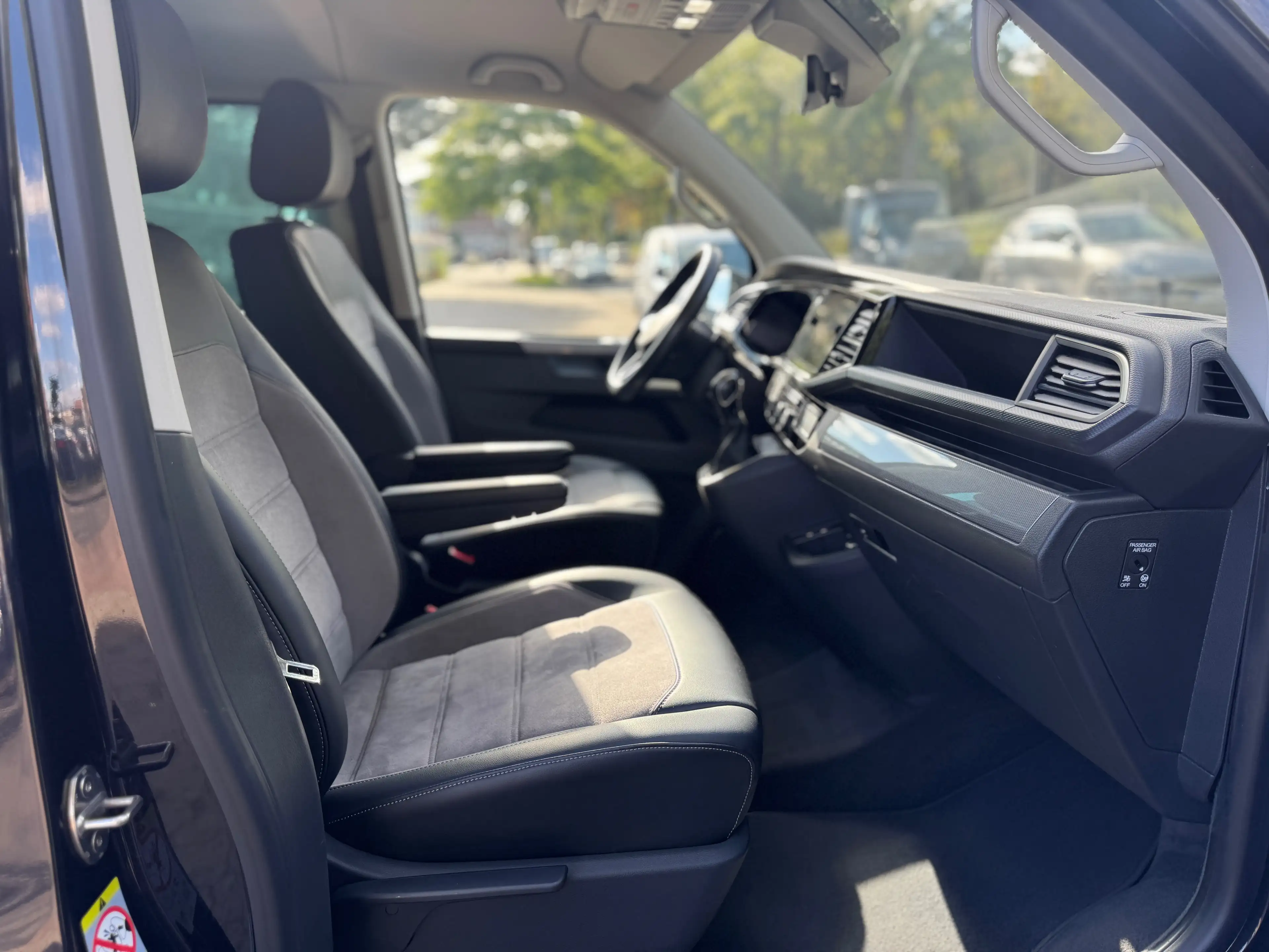 Volkswagen T6.1 Multivan 2.0 TDI DSG Generation Six LED ACC — photo 12