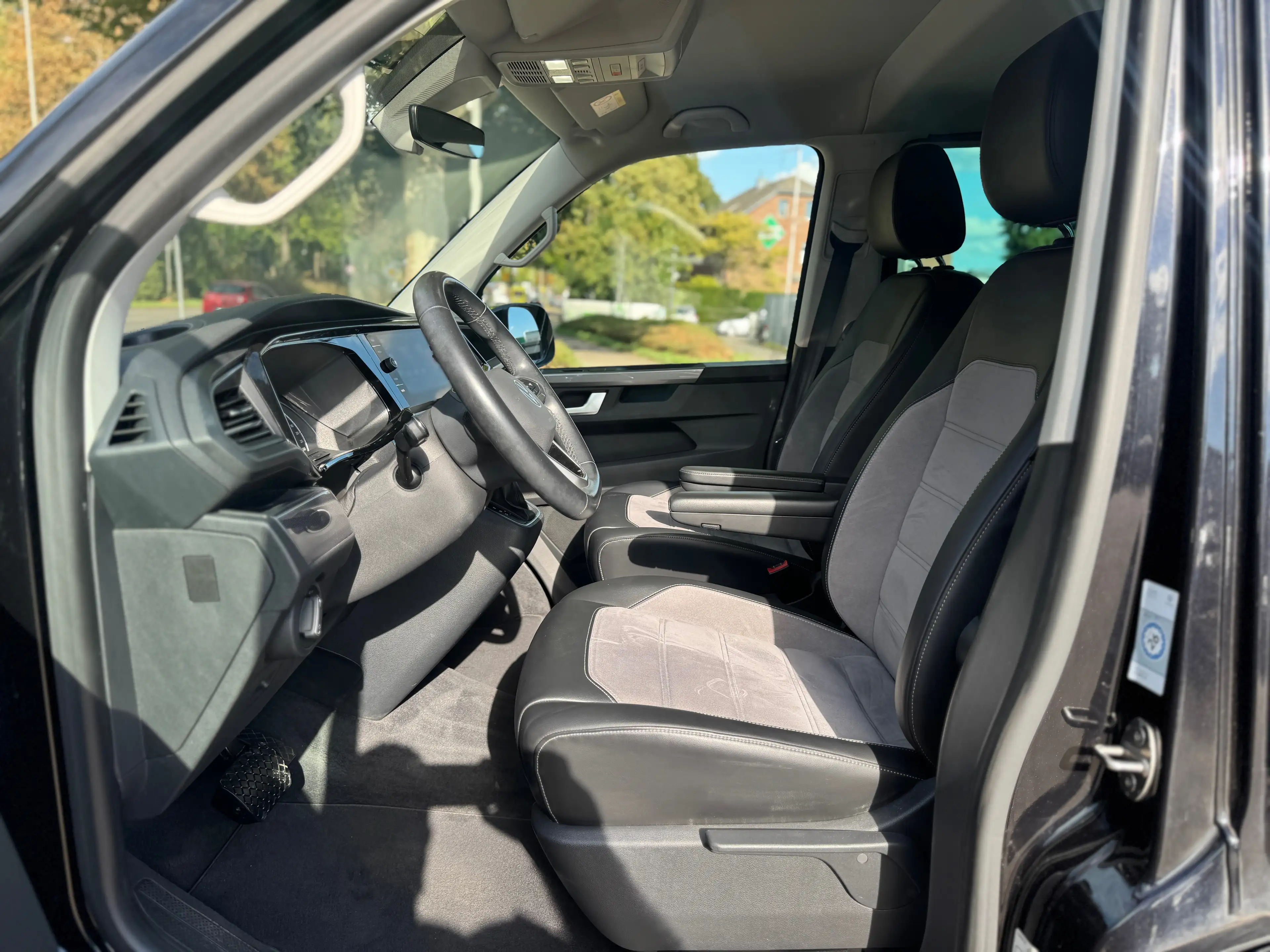 Volkswagen T6.1 Multivan 2.0 TDI DSG Generation Six LED ACC — photo 2
