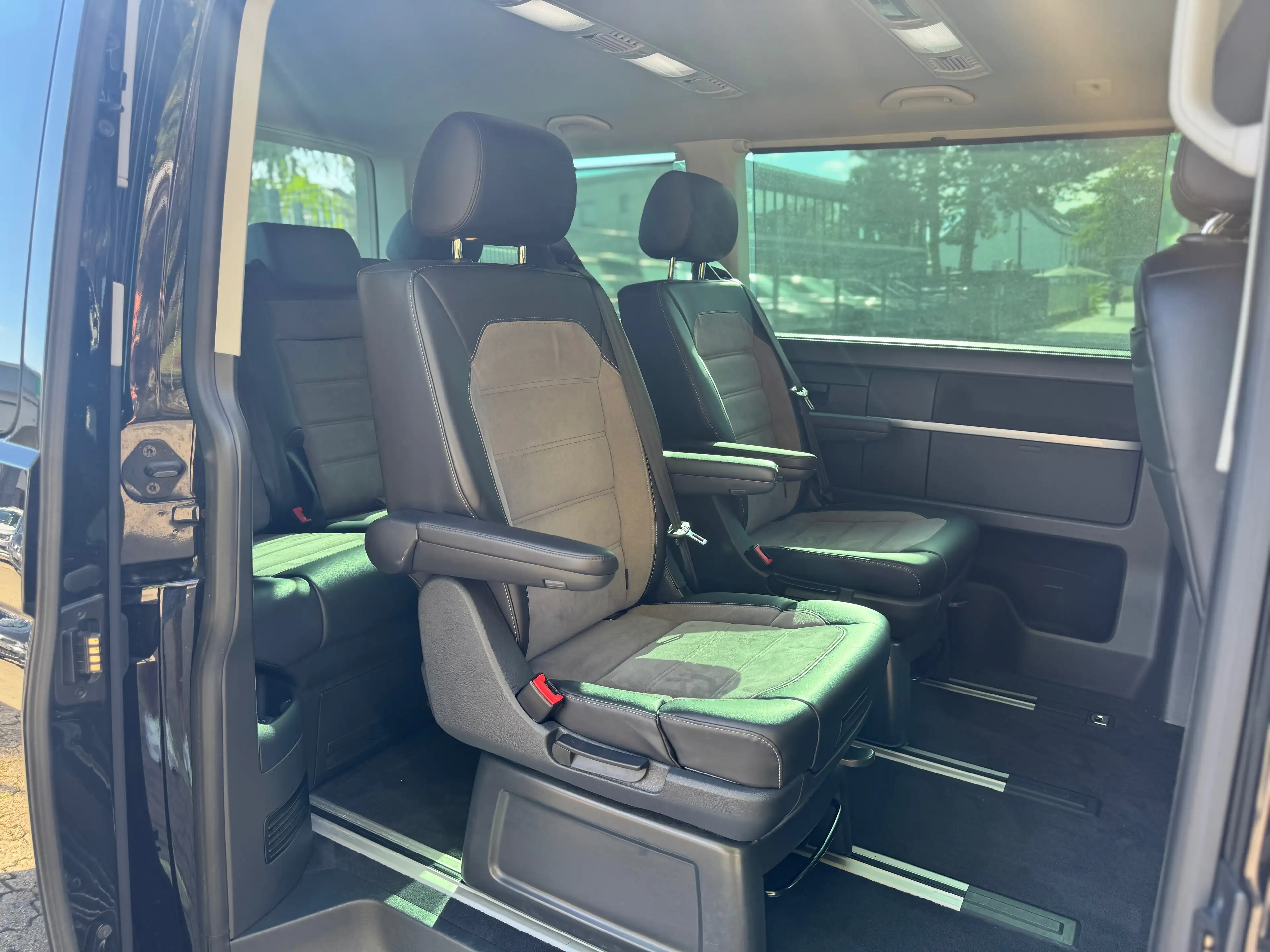 Volkswagen T6.1 Multivan 2.0 TDI DSG Generation Six LED ACC — photo 11