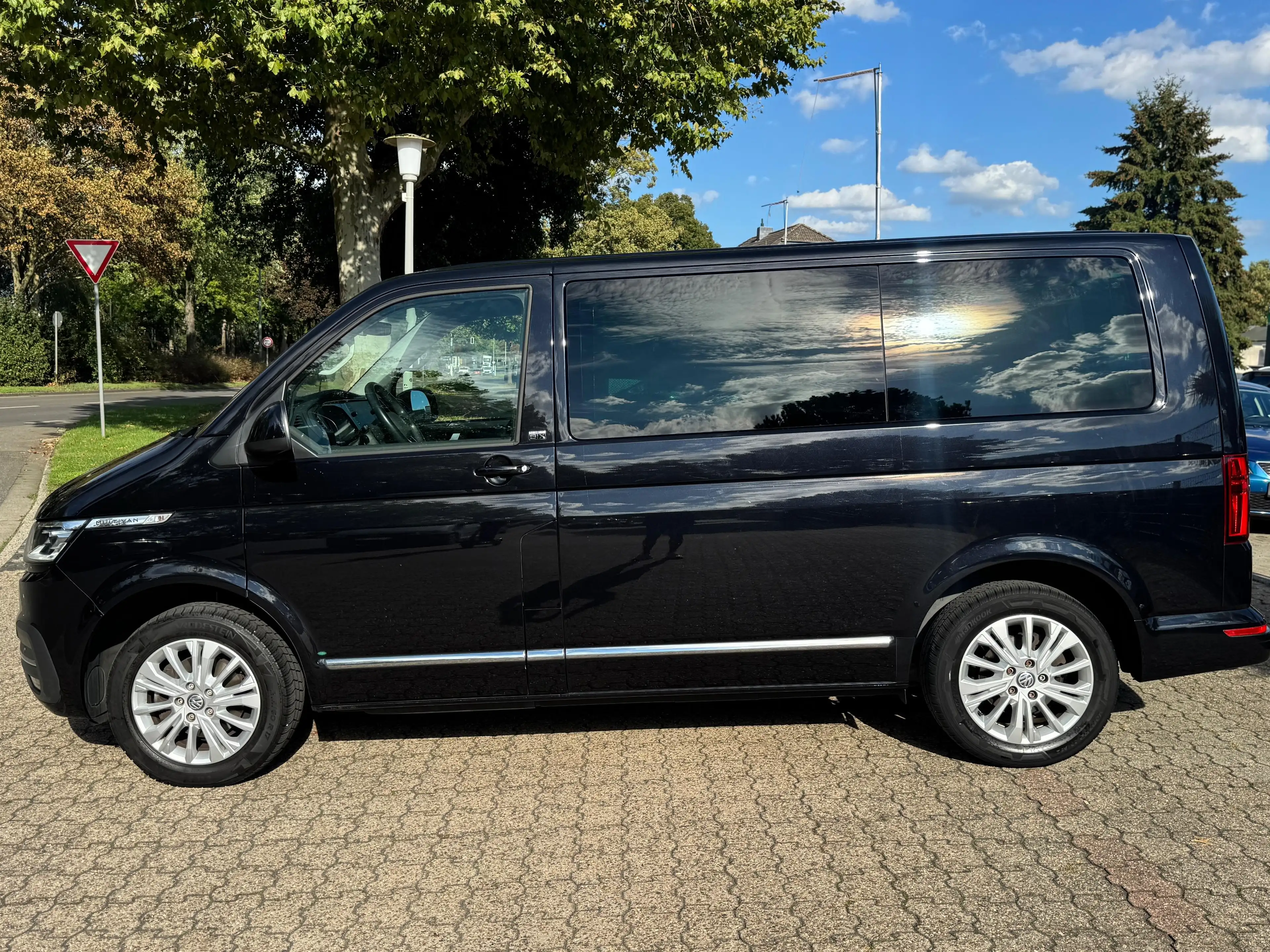 Volkswagen T6.1 Multivan 2.0 TDI DSG Generation Six LED ACC — photo 6