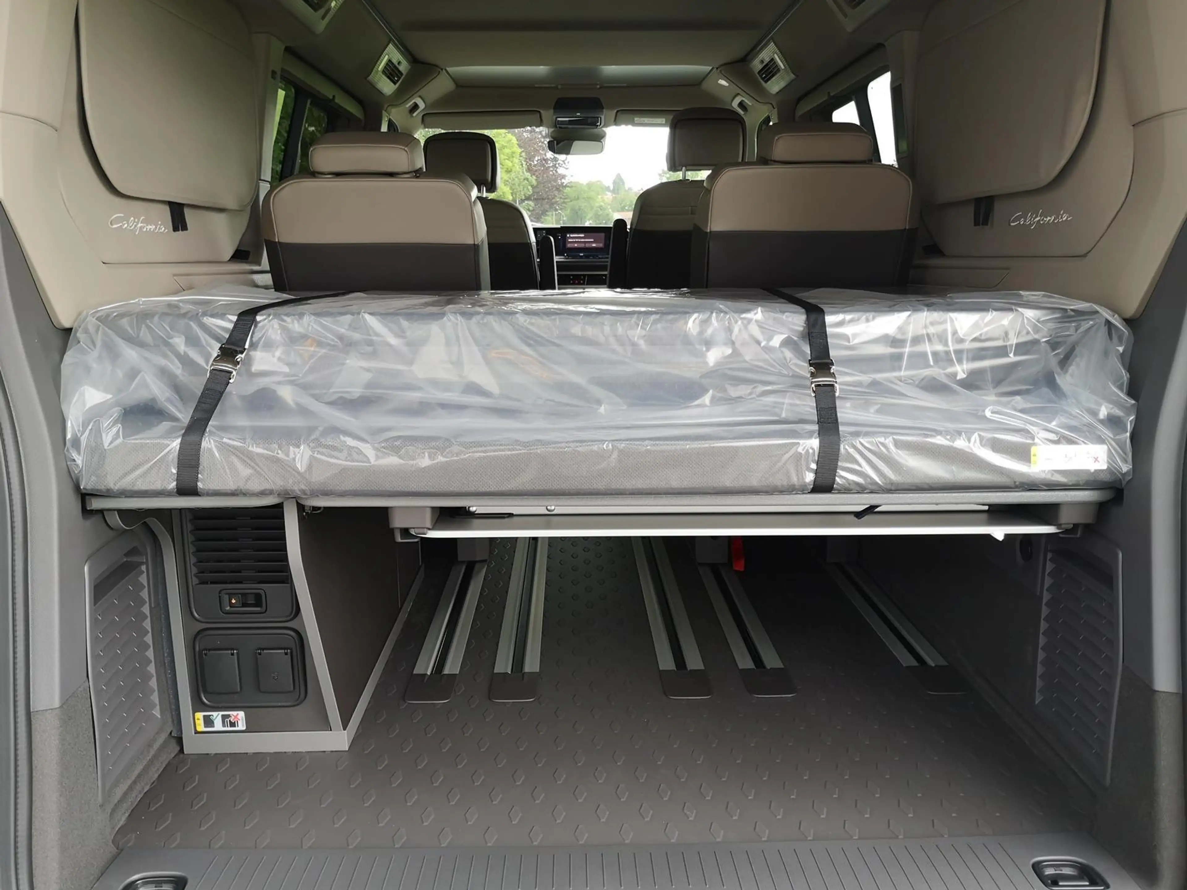Volkswagen T7 California Beach Tour eHybrid 4MOTION 1.5 TSI Plus ArtVelo... — photo 7
