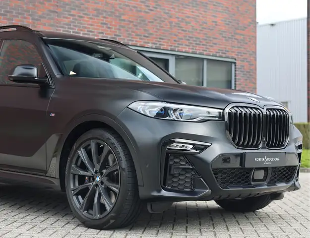 BMW X7 view 8