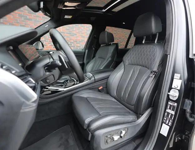 BMW X7 view 27