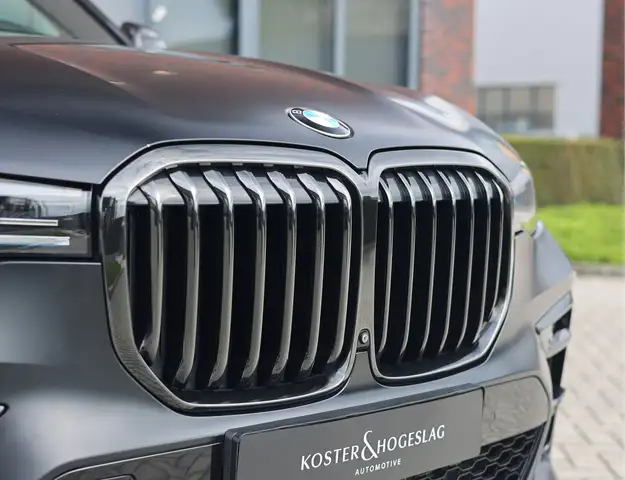 BMW X7 view 9
