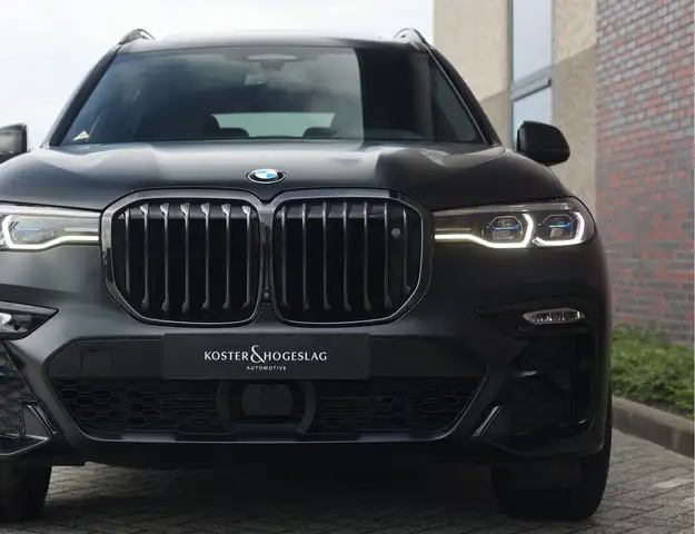 BMW X7 view 12